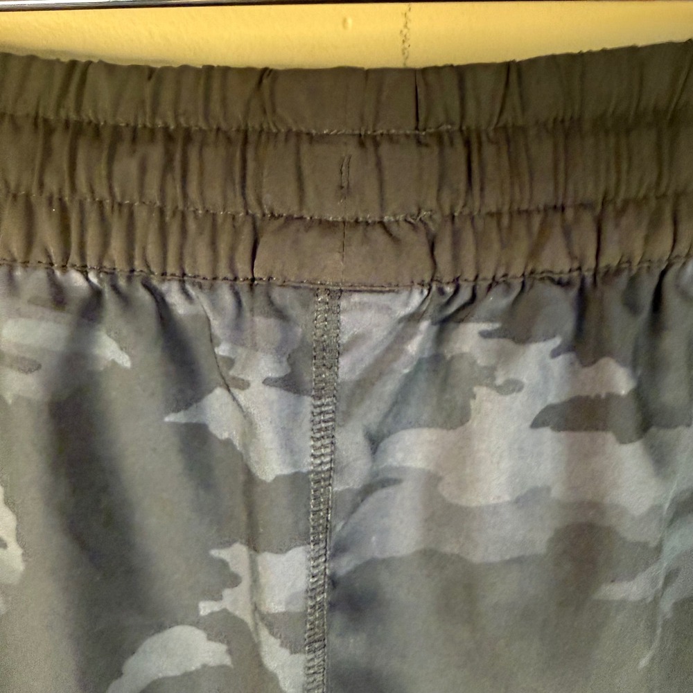 Vuori Clementine Running Shorts‎ Womens Small Black Camo Athletic Workout Gym - Picture 5 of 6